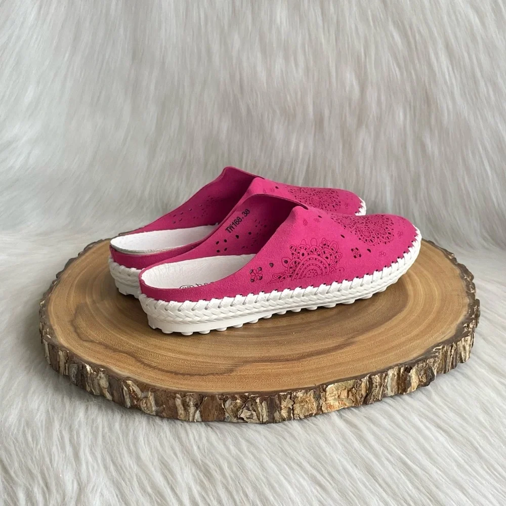 LIKE NEW bernie mev. perforated leather slide sneakers